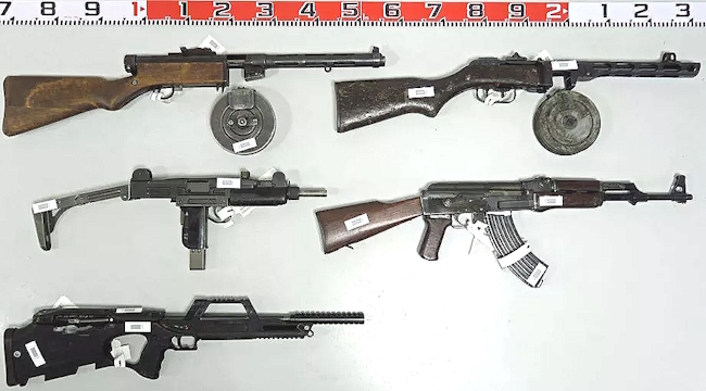 Poliisi takavarikoi tutkinnan yhteydessä ison määrän aseita.jpg