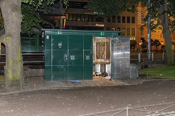 Tapahtumapaikka, Esplanadin yleisövessa kuvattuna tuoreeltaan. Järkyttävä pahoinpitely tapahtui 4. elokuuta tänä vuonna.jpg