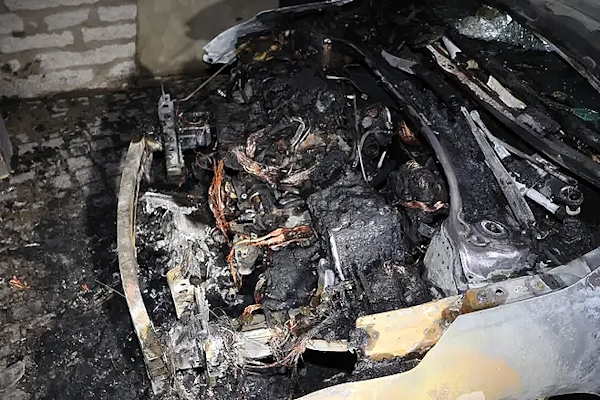 Auto tuhoutui palossa varhain lauantaina Tallinnan vanhassakaupungissa.jpg