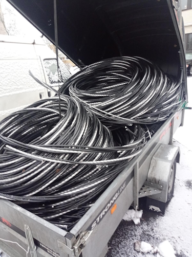 Heinolassa takavarikoidut sähkökaapelit peräkärryssä.jpg