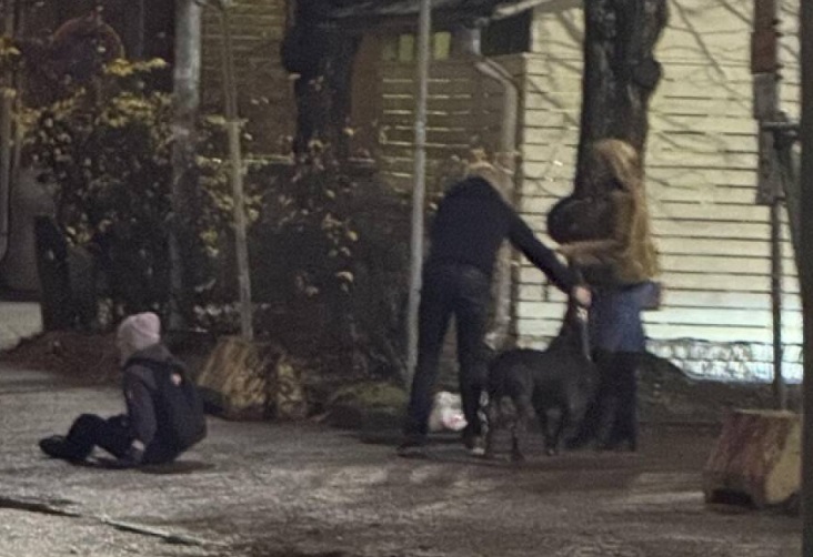 Jouni Markkasen ottama kuva tilanteesta sen jälkeen, kun koira oli saatu irti jalasta. Oikealla mies ja nainen, joilla koira oli mukana. Kuva: Jouni Markkanen