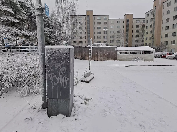 Alueella pitkään asunut nainen kertoo pelkäävänsä omassa parkkihallissaan käymistä.jpg