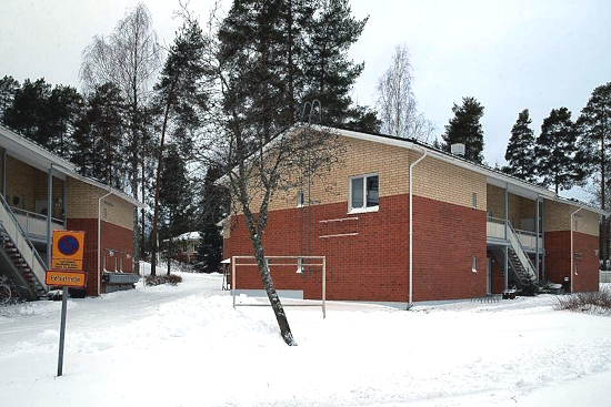 Poliisit kävivät yöllä kerrostalolla Kuopion Litmasella.jpg