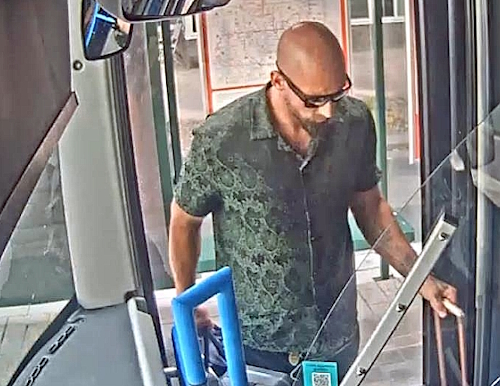Täheväli nousee Sturenkadulta Herttoniemeen päin menevään bussiin klo 17.08.jpg