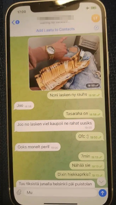 Poliisi tutki taksiin sammuneen miehen puhelimen.jpg