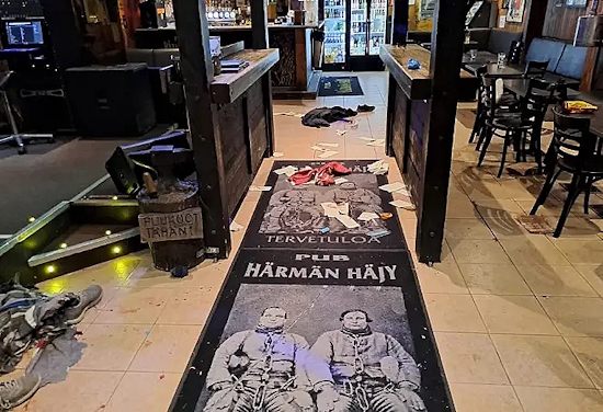 Tältä baarissa näytti ammuskelun jälkeen.jpg