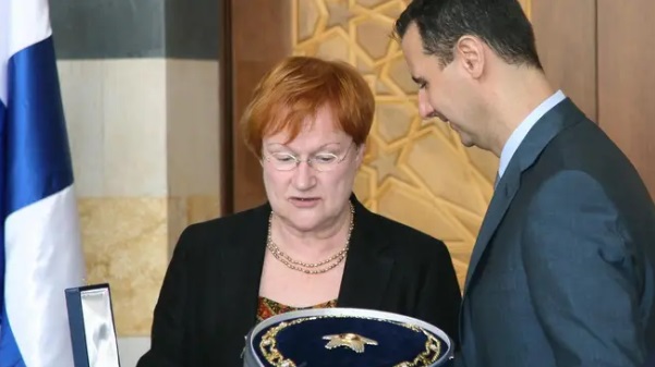 Tasavallan presidentti Tarja Halonen ojensi Valkoisen Ruusun ritarikunnan suurristin Bashar al-Assadille Damaskoksessa 22. lokakuuta 2009. Kuva: Khaled Al Hariri Reuters.