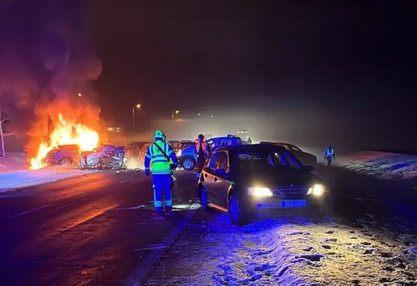 Kolarissa paloi kaksi autoa, jotka pelastuslaitos sammutti.jpg
