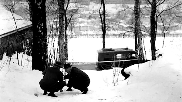 Jälkien etsintää rikospaikalta.jpg