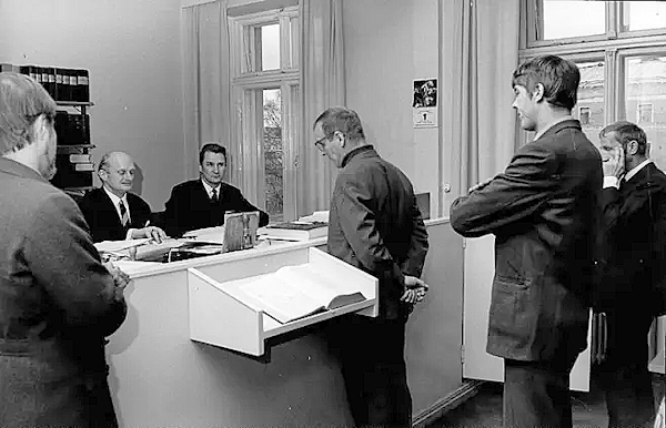 Torsti Ossian Koskinen vapautui 7,5 vuoden vankeusoloaikansa jälkeen joulukuussa 1970.jpg