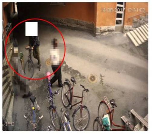 Abderrahman Bouanane meni moskeijaan Turussa. (POLIISI)