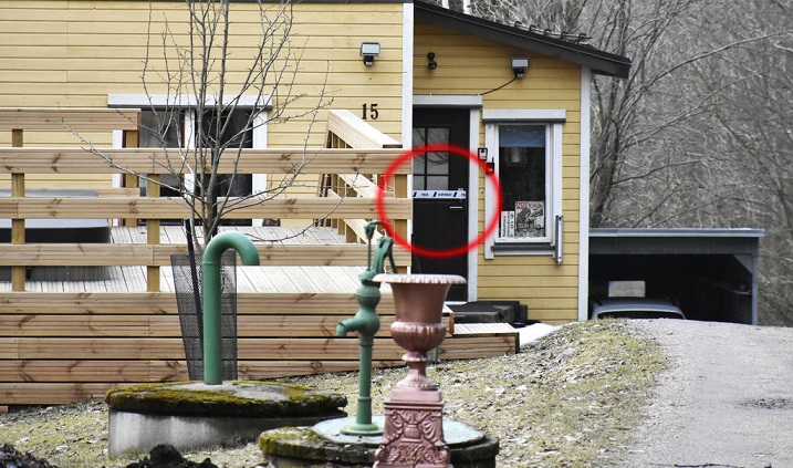 Poliisi on sinetöinyt myös sinetöinyt talon ulko-oven. (IL)
