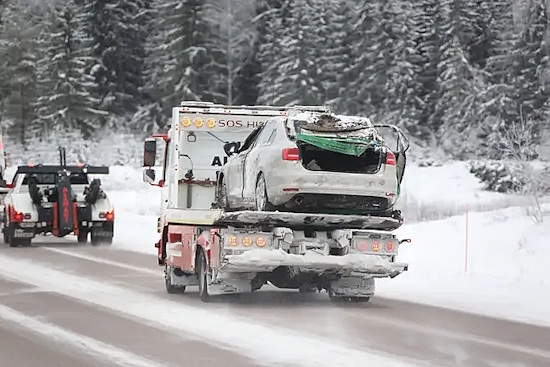 Onnettomuusauto kuljetuksessa.jpg