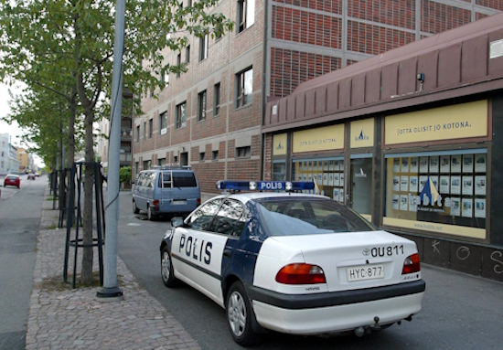 Kaleva 12.6.2004. Heinäpääläisasunnossa Kirkkokadulla oli surmattu kaksi miestä ja nainen.jpg