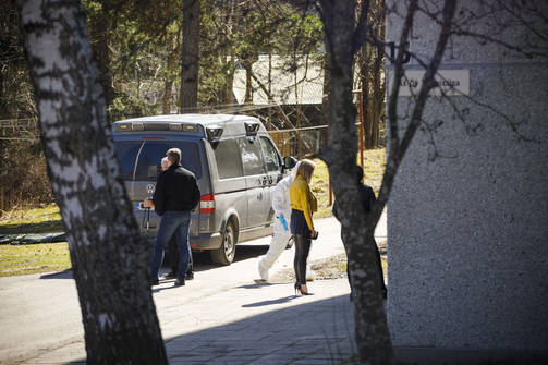 Poliisin tutkinta oli paikalla puoliltapäivin maanantaina. (ANTTI NIKKANEN)