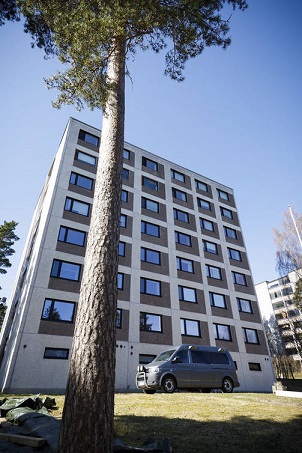 Epäilty rikos tapahtui kerrostalossa Salmenmäentiellä. (ANTTI NIKKANEN)