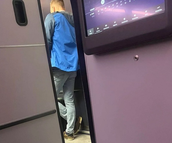 Toni_persu_raivoaa_koneessa.jpg