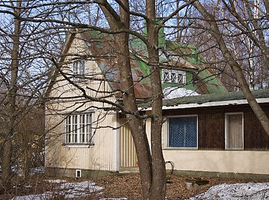 Kuvan talo Vuokonkadulla paloi osittain vuonna 2013. Rakennus purettiin joulukuussa 2014..jpg