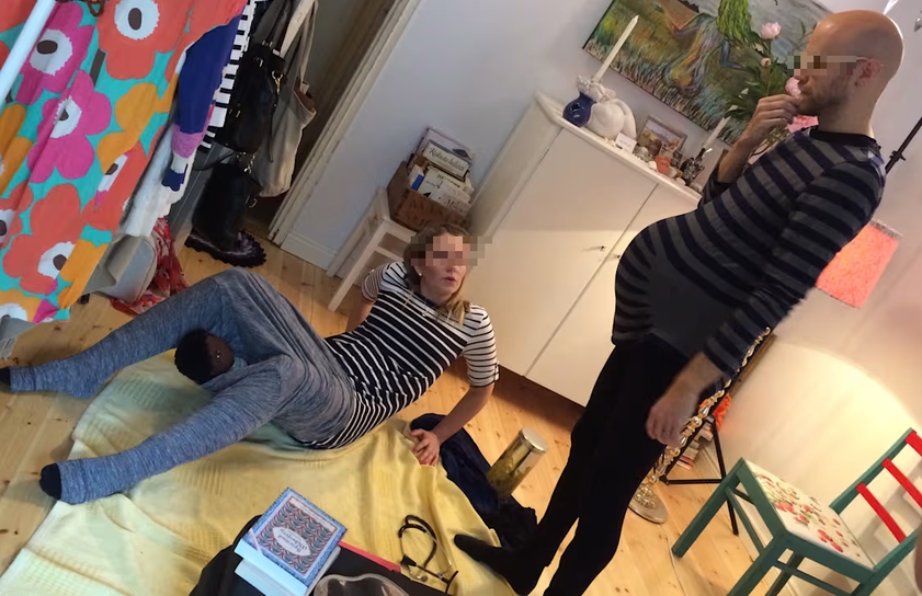 Kätilö Jenna näyttää Heikille erilaisia synnytysasentoja.