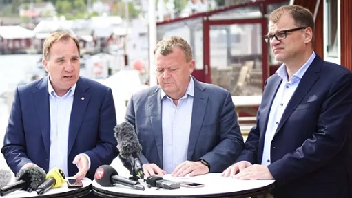 Ruotsin pääministeri Stefan Löfven (vas), Tanskan Lars Løkke Rasmussen ja Suomen Juha Sipilä osallistuivat Pohjoismaiden pääministerien epäviralliseen kokoukseen Ruotsin Örnsköldsvikin edustalla olevalla Ulvön saarella tiistaina. (KUVA: ERIK MARTENSSON / TT)