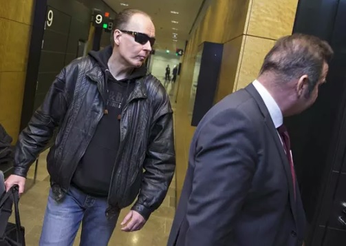 Michael Penttilä (vas.) saapui 13. maaliskuuta vapaalta jalalta hovioikeuden istuntoon avustajansa Kari Erikssonin kanssa. Tasan kuukauden päästä, perjantaina 13. huhtikuuta, hänen epäillään syyllistyneen murhaan Helsingin Alppiharjussa. (KUVA: JOONAS SALO)