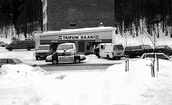 Poliisiauto jäi tulilinjalle. Taifun-baarin takana pohdittiin tilannetta.jpg