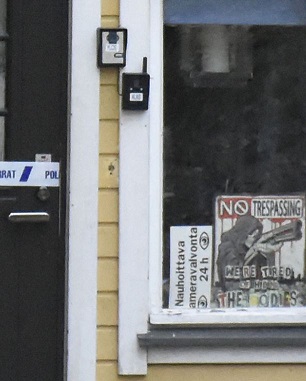 Eteisen ikkunassa oleva kyltti varoittaa valvonnasta. Kuva IL