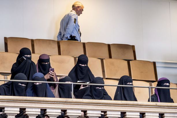 Niqabiin pukeutuneet naiset seurasivat tänään Tanskan parlamentin istuntoa, kun kasvojen peittämistä koskevasta laista päätettiin. EPA / AOP