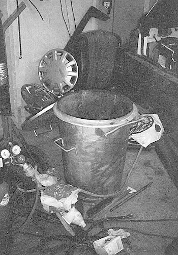 Jätesäkistä löydetyt vaatteet oli poltettu tässä ”korjaamon” metalliroskakorissa.jpg