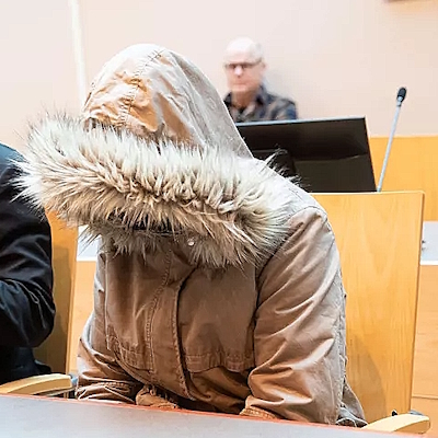 Kolmekymppinen nainen peitteli kasvojaan tiistaina Kymenlaakson käräjäoikeudessa.jpg