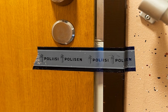Poliisi oli sinetöinyt kerrostaloasunnon oven teipillä.jpg