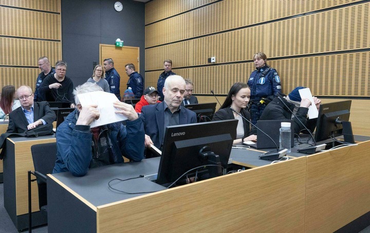 Syytetyt ja heidän avustajansa kuvattiin Lahden oikeustalolla pääkäsittelyn alkaessa viime viikolla.jpg