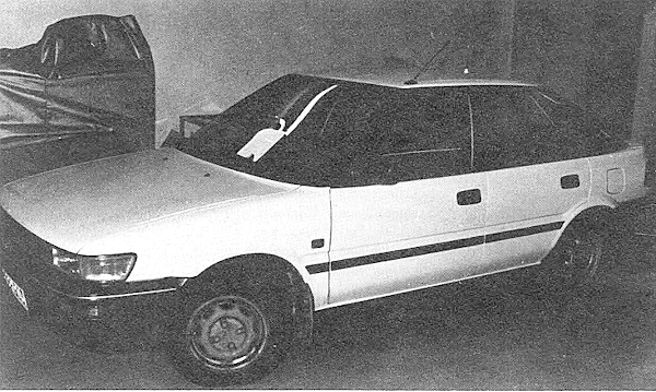 Tekijä liikkui valkoisella Toyota Lift Back-merkkisellä henkilöautolla.jpg