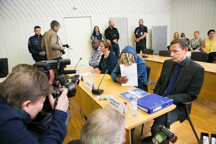 Oman tyttärensä murhasta syytetty isä peitti tällä kertaa kasvonsa oikeudenkäynnin alussa toisin kuin viime marraskuisessa vangitsemisoikeudenkäynnissä. Kuva Juha Perämäki