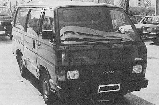 Rikoksen toisen uhrin, Turkka Elovirran, ruumis vietiin tällä sinisellä Toyota H iac e-pakettiautolla Hyvinkäälle metsään.jpg