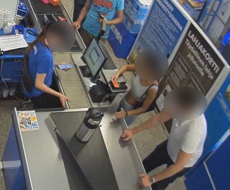 Epäillyt hankkivat pommitarvikkeet eri liikkeistä Suomessa. Poliisi on sumentanut kuvan henkilöt. Kuva: Poliisi