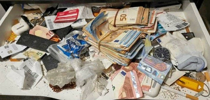 Poliisi takavarikoi päätekijän, 18-vuotiaan pojan huoneesta perheen kotoa, yli 20 000 euroa käteistä rahaa. Sisä-Suomen poliisilaitos