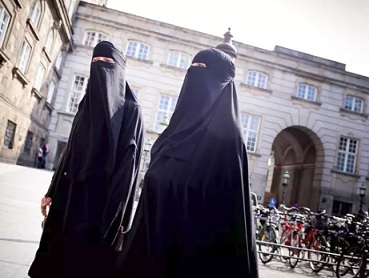 Kaksi naista oli pukeutunut viime viikon torstaina niqabiin Christiansborgin palatsin edustalla siitä huolimatta, että Tanska oli juuri kieltänyt niiden käytön sakon uhalla. (KUVA: SCANPIX DENMARK)