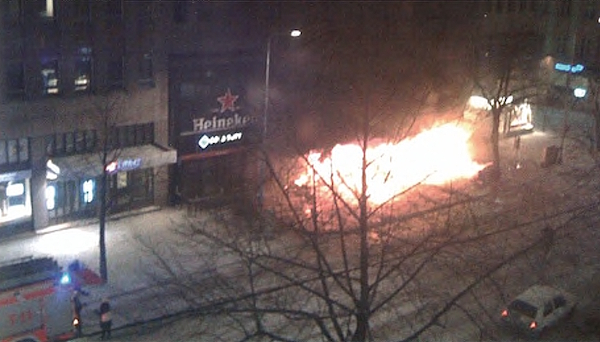 Hämeenkadun vastakkaiselta puolelta asukkaan ottama kuva muutama minuutti palon syttymisen jälkeen.jpg