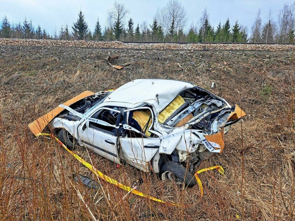 Henkilöauto vahingoittui onnettomuudessa pahoin.