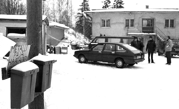 Poliisin teknisiä tutkijoita Savilahdessa.jpg