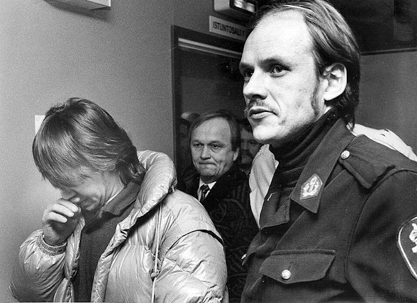Murhasta syytetty mies saapumassa Kuopion raastuvanoikeuteen.jpg