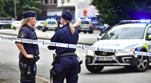 Poliisi eristi alueen ammuskelun jälkeen Malmön keskustassa Ruotsissa maanantai-iltana. (KUVA: JOHAN NILSSON / AFP)