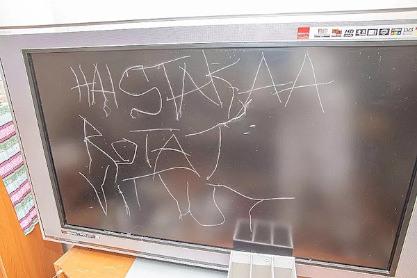 Uhrin TV ruutuun jätetty ystävällismielinen viesti.jpg