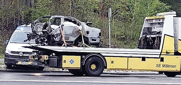 Auto tuhoutui onnettomuudessa.jpg