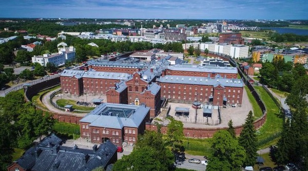 Rikosseuraamuslaitos järjesti torstain ja perjantain välisenä yönä Helsingin vankilassa tapahtuman, jossa eri alojen edustajat pääsivät yöpymään sellissä ja tutustumaan vankilan olosuhteisiin. SANNA TASKINEN