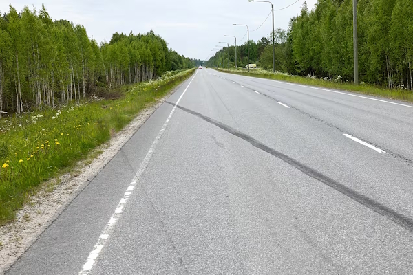 Onnettomuuspaikalla näkyy vielä jäljet maantiessä.jpg