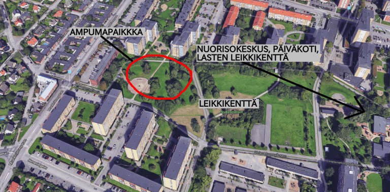Lapsukaisten leikkipaikka Malmössä, täällä leikitään myös ilman äityleitä.jpg