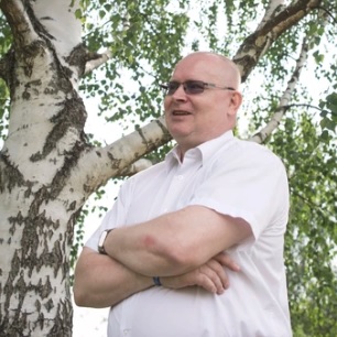 Kustannusyhtiö WSOY on pyytänyt Jari Lindströmiltä tarinoita valtakunnanpolitiikan kulisseista. Lindström sanoo, että niitä riittää.