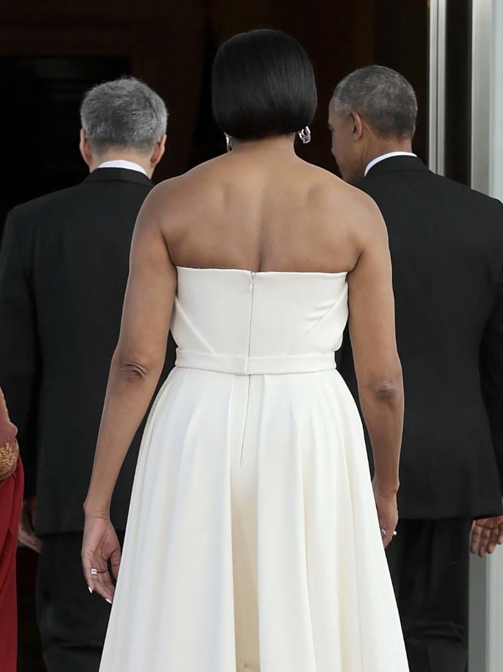 michelle-obamas-stunning-back-muscles-v0-8thqugsvg0fa1-2596979821.jpg